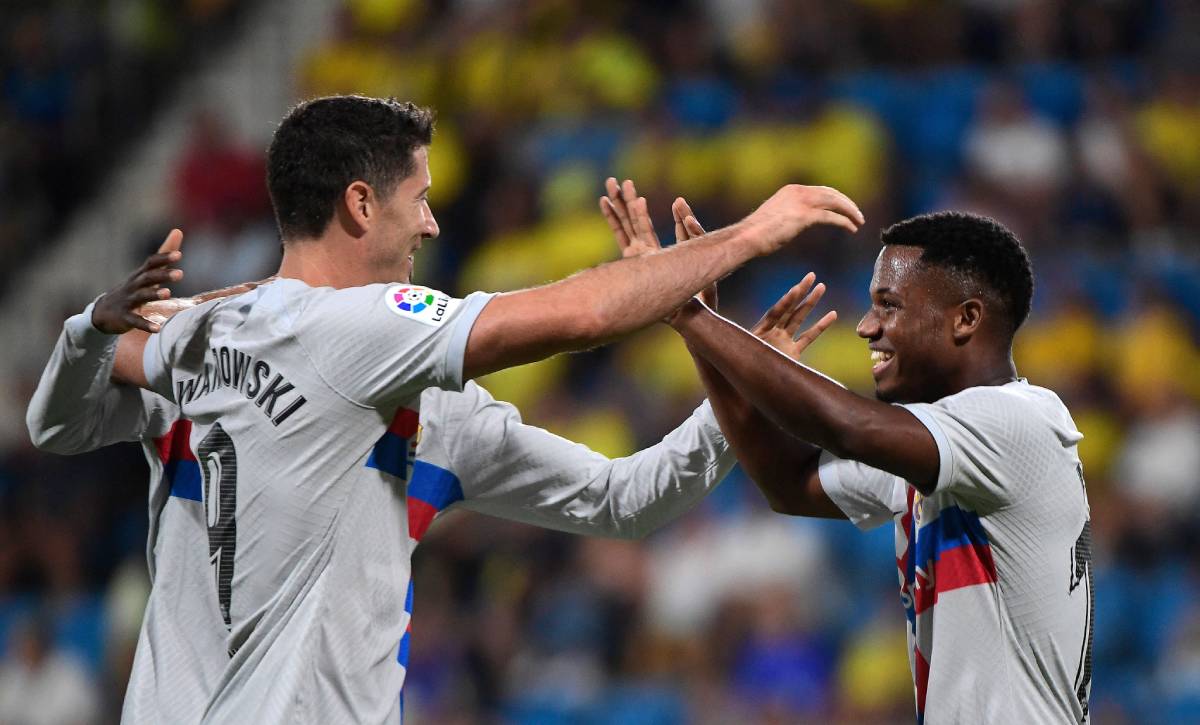 Lewandowski and Ansu Fati celebrate a goal v Cádiz