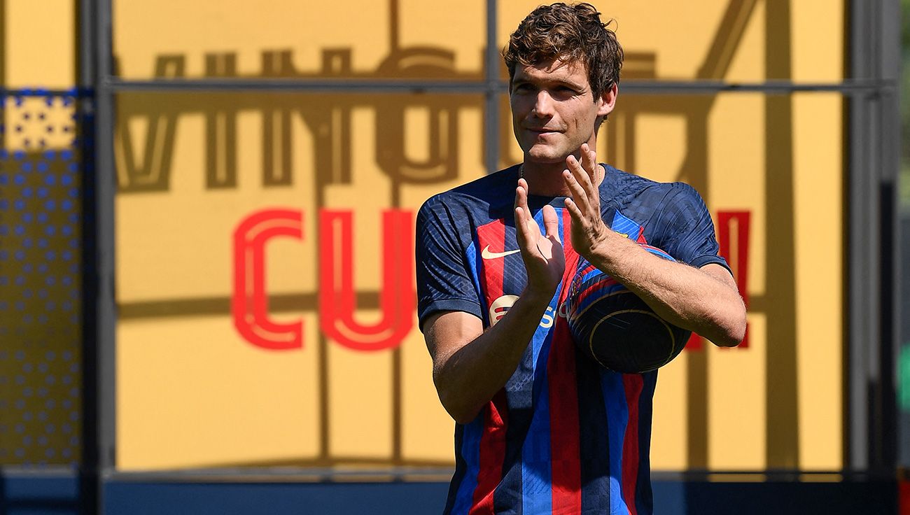 Marcos Alonso durante su presentación con el FC Barcelona