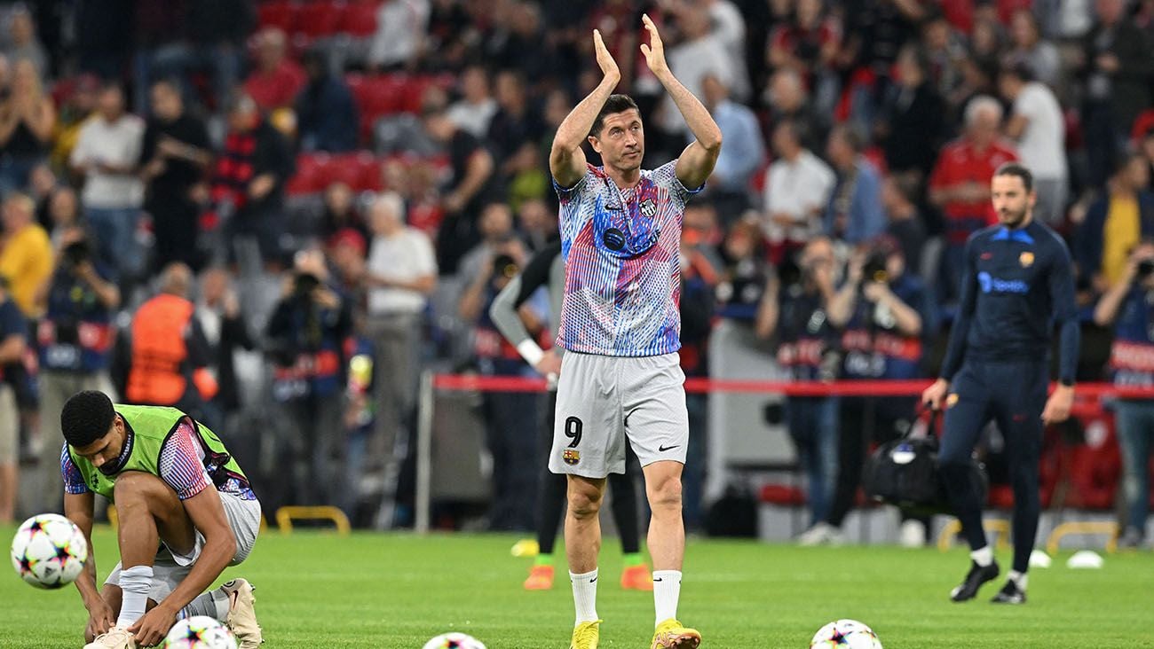 Robert Lewandowski waving to the Allianz Arena stands