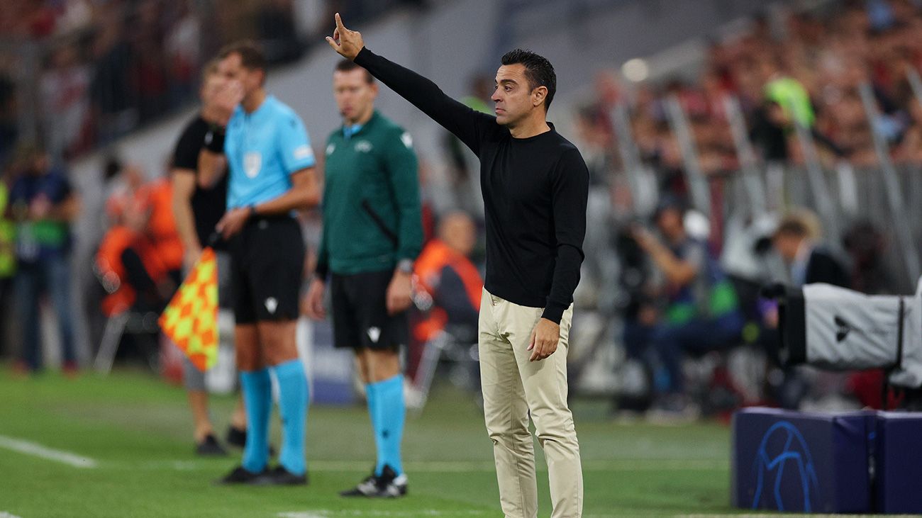 Xavi giving directions on the sideline