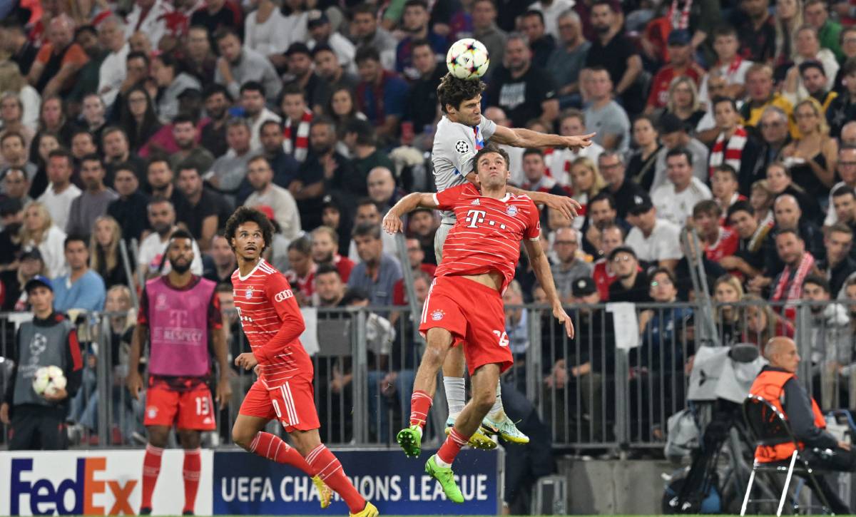 Marcos Alonso disputa el balón en el Bayern-Barça