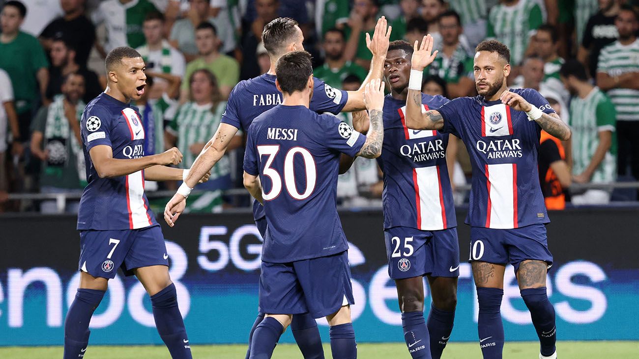 Leo Messi and his PSG teammates celebrate the win against Maccabi Haifa (1-3)