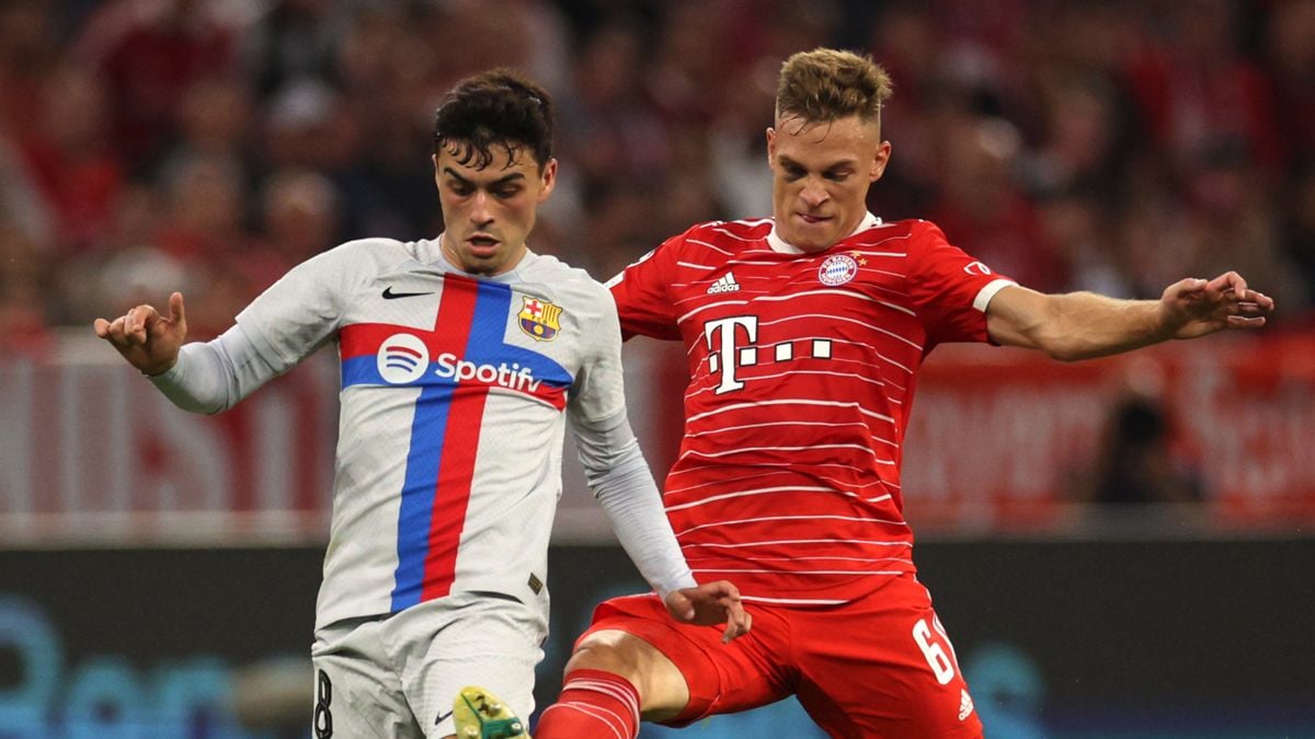 Joshua Kimmich y Pedri González en un duelo durante el Bayern vs Barça