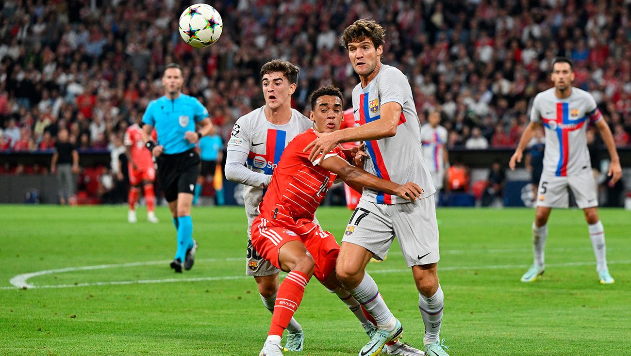 Marcos Alonso con el FC Barcelona ante el Bayern