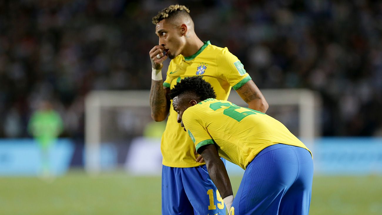 Raphinha y Vinicius durante un partido con Brasil