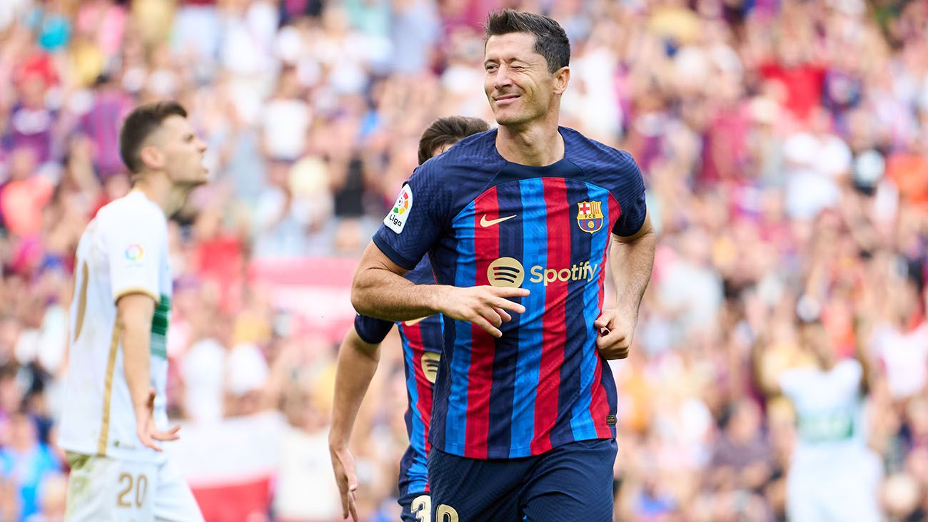 Robert Lewandowski celebrating one of his goals against Elche (3-0)