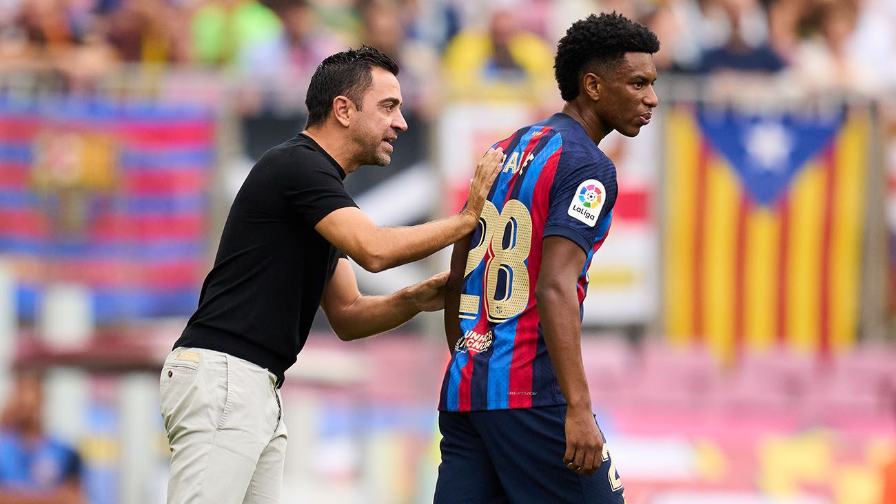 Xavi Hernández dando instrucciones a Alejandro Balde ante el Elche