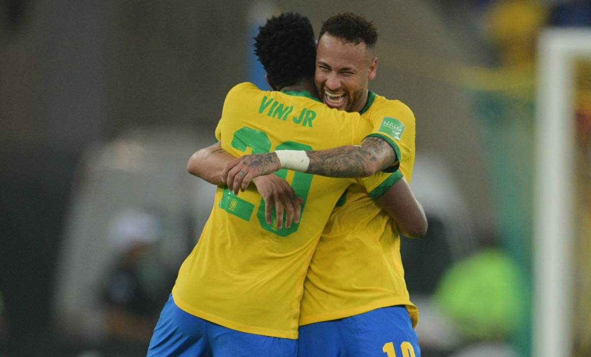 Vinicius y Neymar en un partido con la selección brasileña