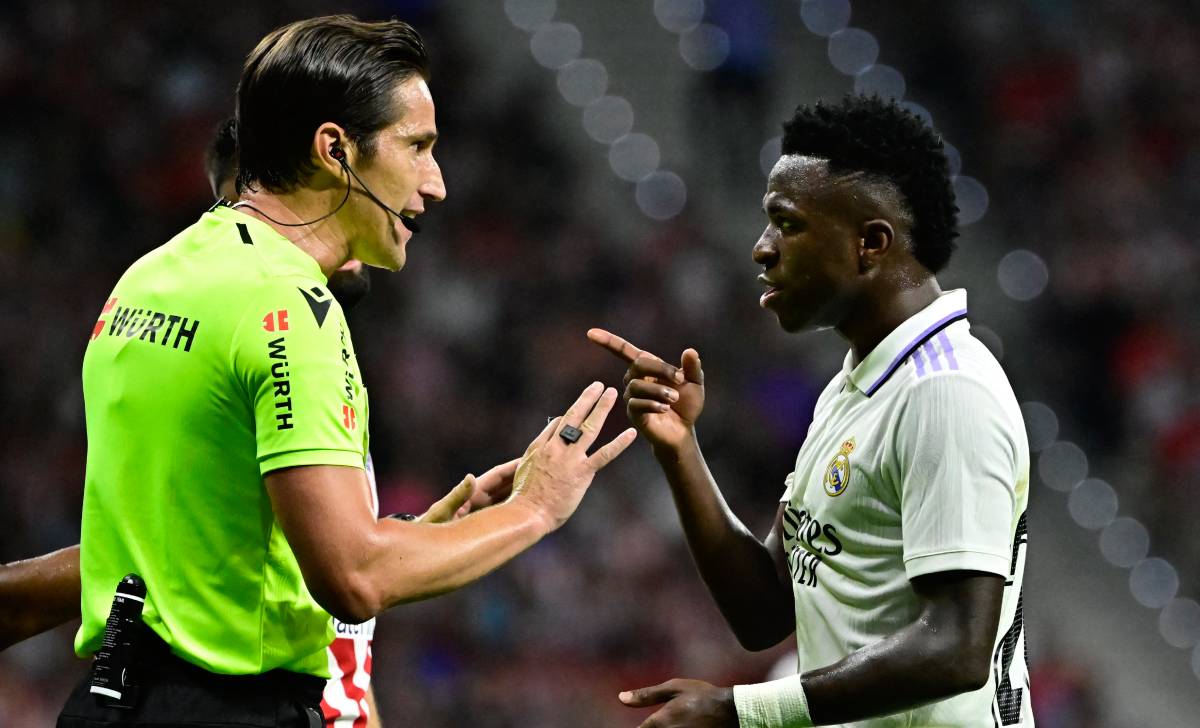 Vinicius and the referee during Atlético v Madrid