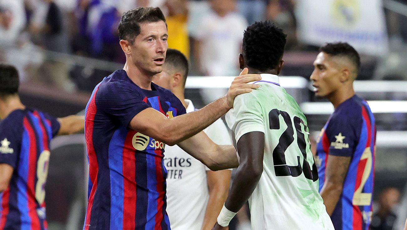 Lewandowski and Vinicius greeting each other