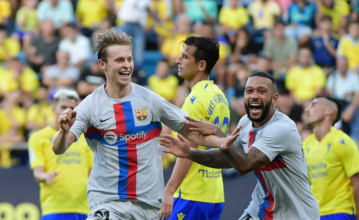 De Jong y Memphis festejan un gol ante el Cádiz