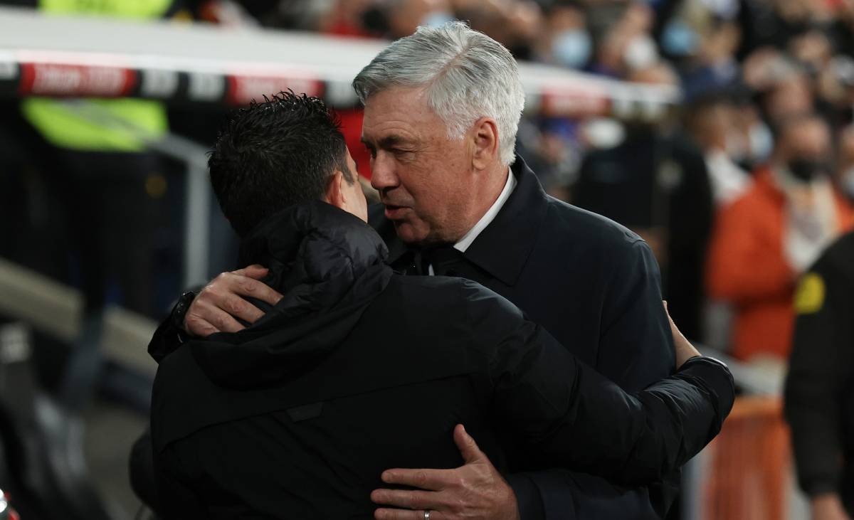 Xavi y Ancelotti durante el Clásico