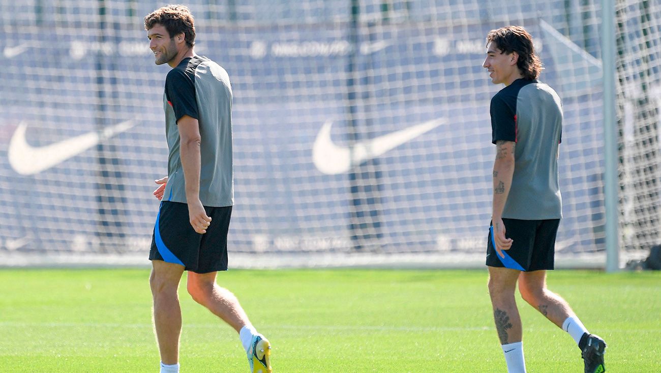 Marcos Alonso y Héctor Bellerín durante un entrenamiento del FC Barcelona