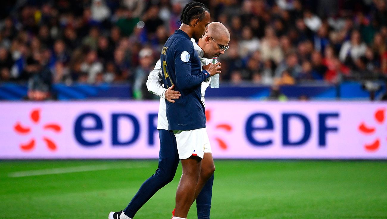 Joules Koundé, saliendo lesionado de un partido con Francia