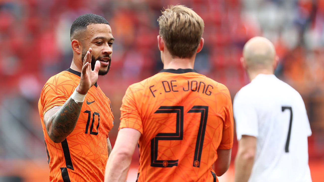 Memphis y Frenkie durante un partido con Países Bajos