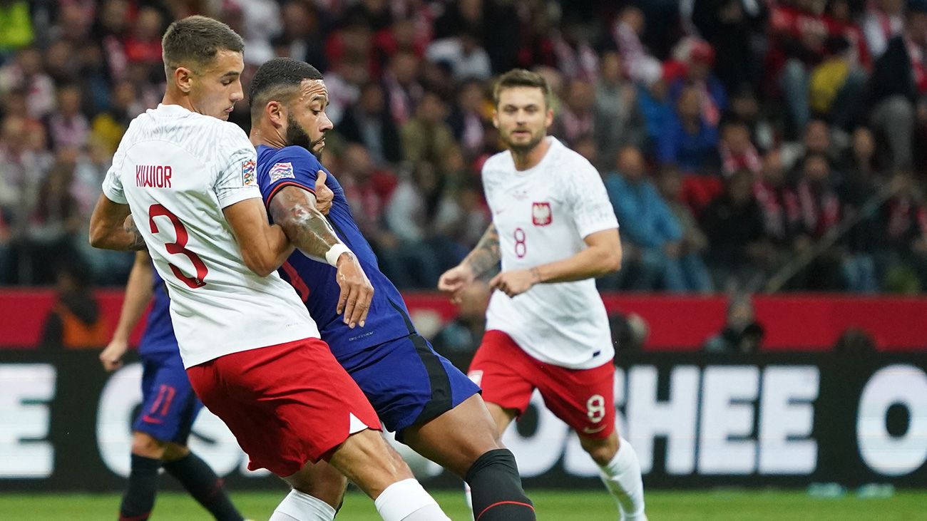 Jakub Kiwior disputando un balón con Memphis