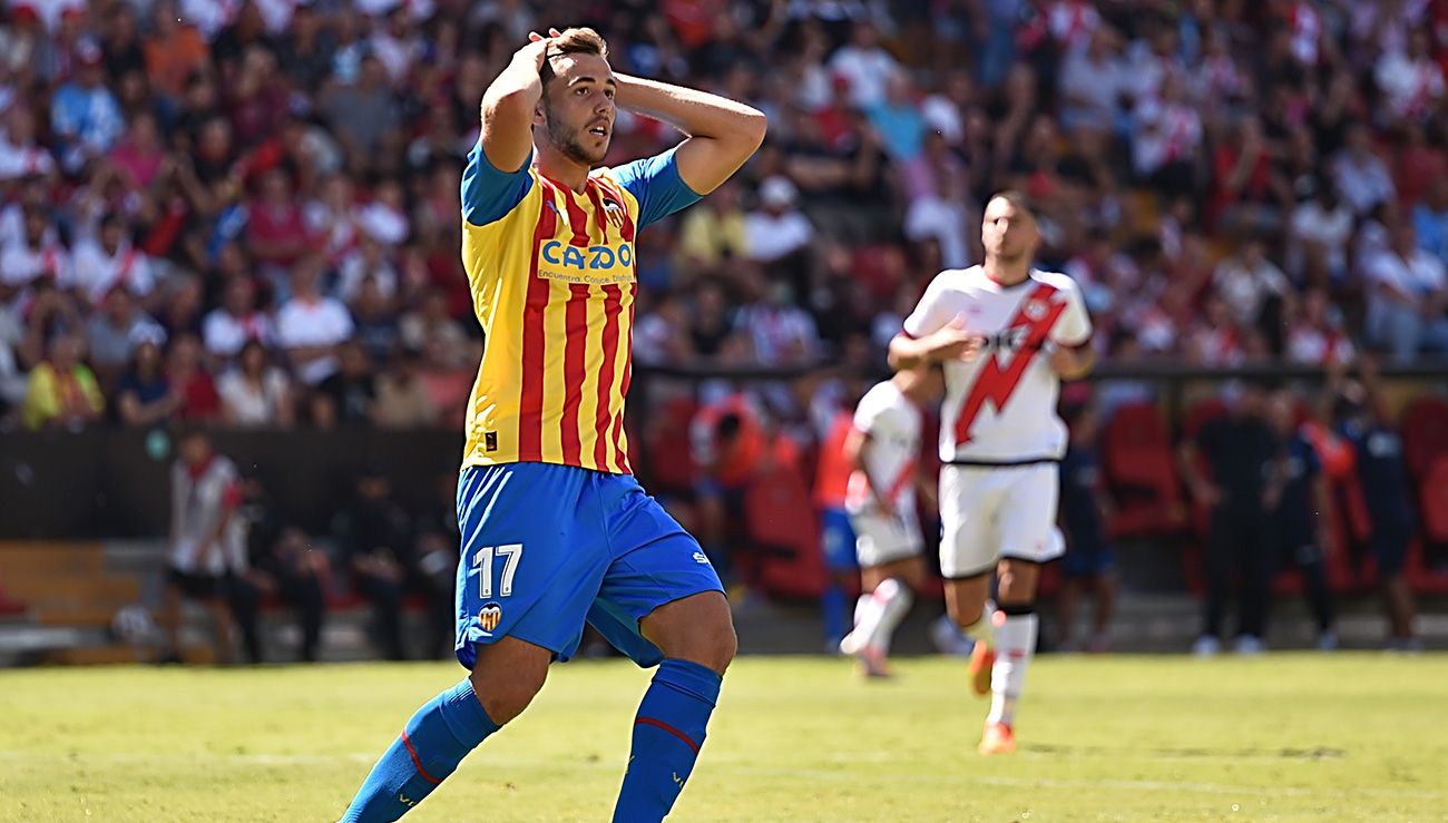 Nico González durante un partido con el Valencia