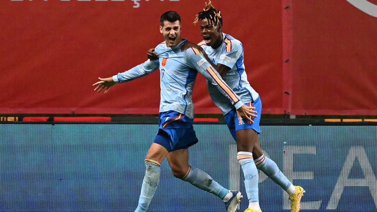 Álvaro Morata and Iñaki Williams celebrate the goal against Portugal (0-1)