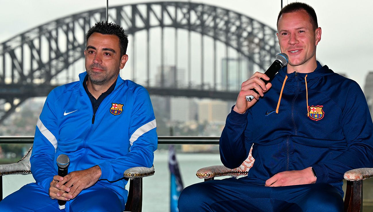 Xavi and Ter Stegen at a press conference