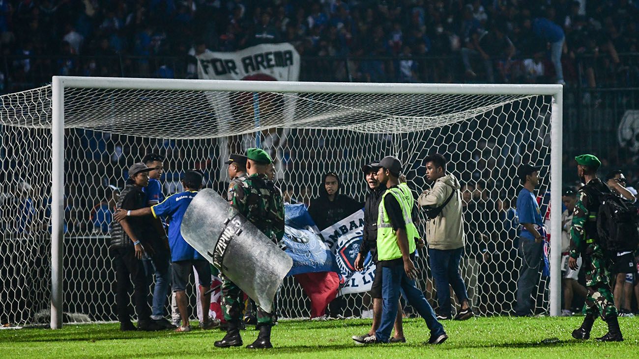 La policía de Indonesia intentando contener a los fanáticos del Arema FC