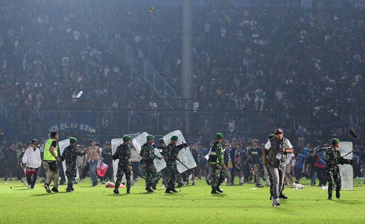 Autoridades intentan reestablecer el orden en el estadio Kanjuruhan, Indonesia