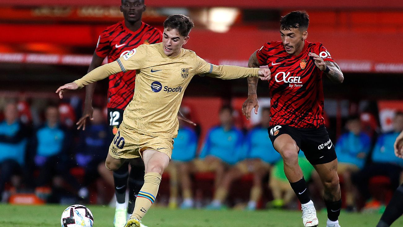 Gavi kicking the ball against Mallorca