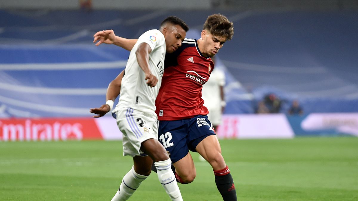 Rodrygo y Ez Abde en la disputa de un balón durante el Madrid vs Osasuna