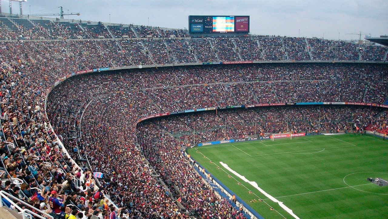 El Camp Nou en medio de un partido