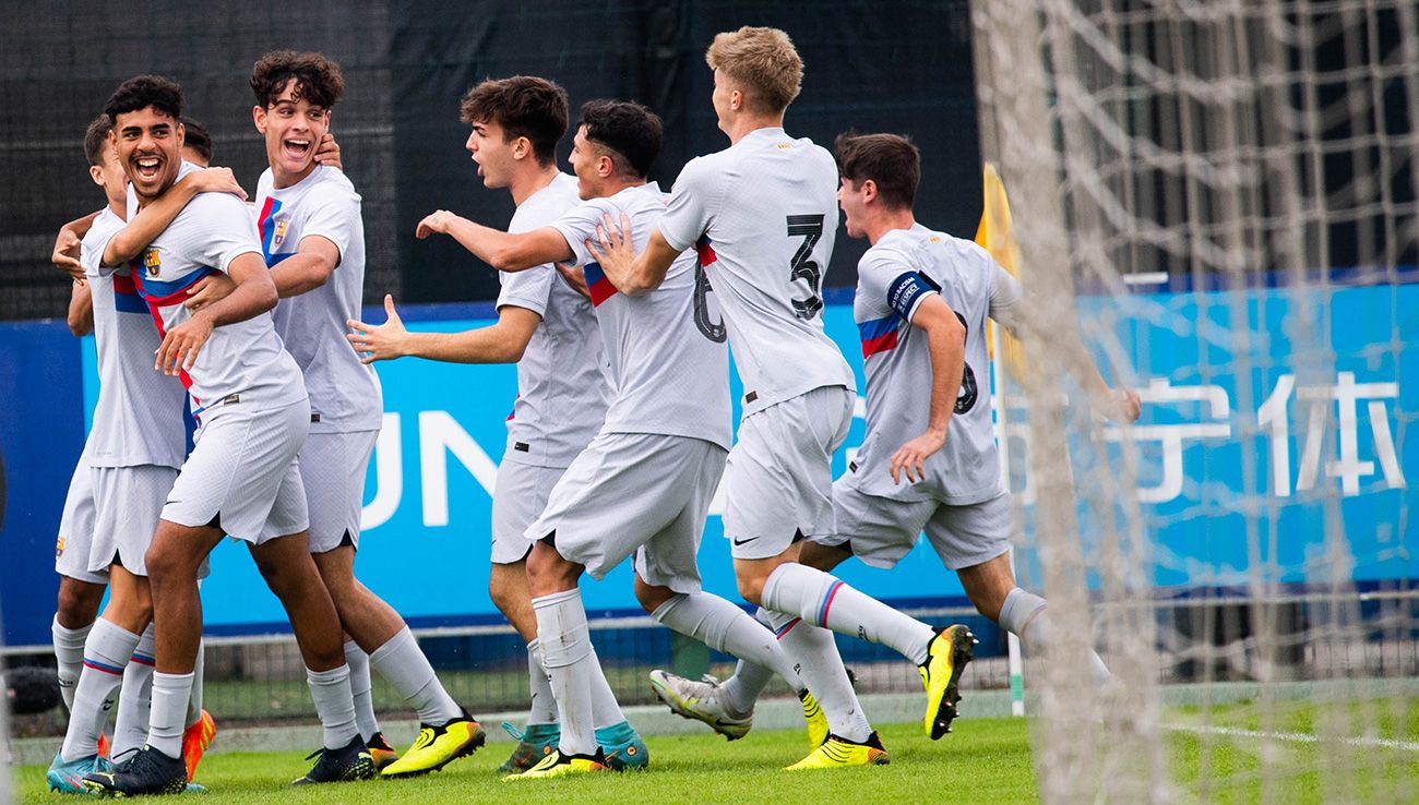 Jugadores del Juvenil A del FC Barcelona celebrando un gol