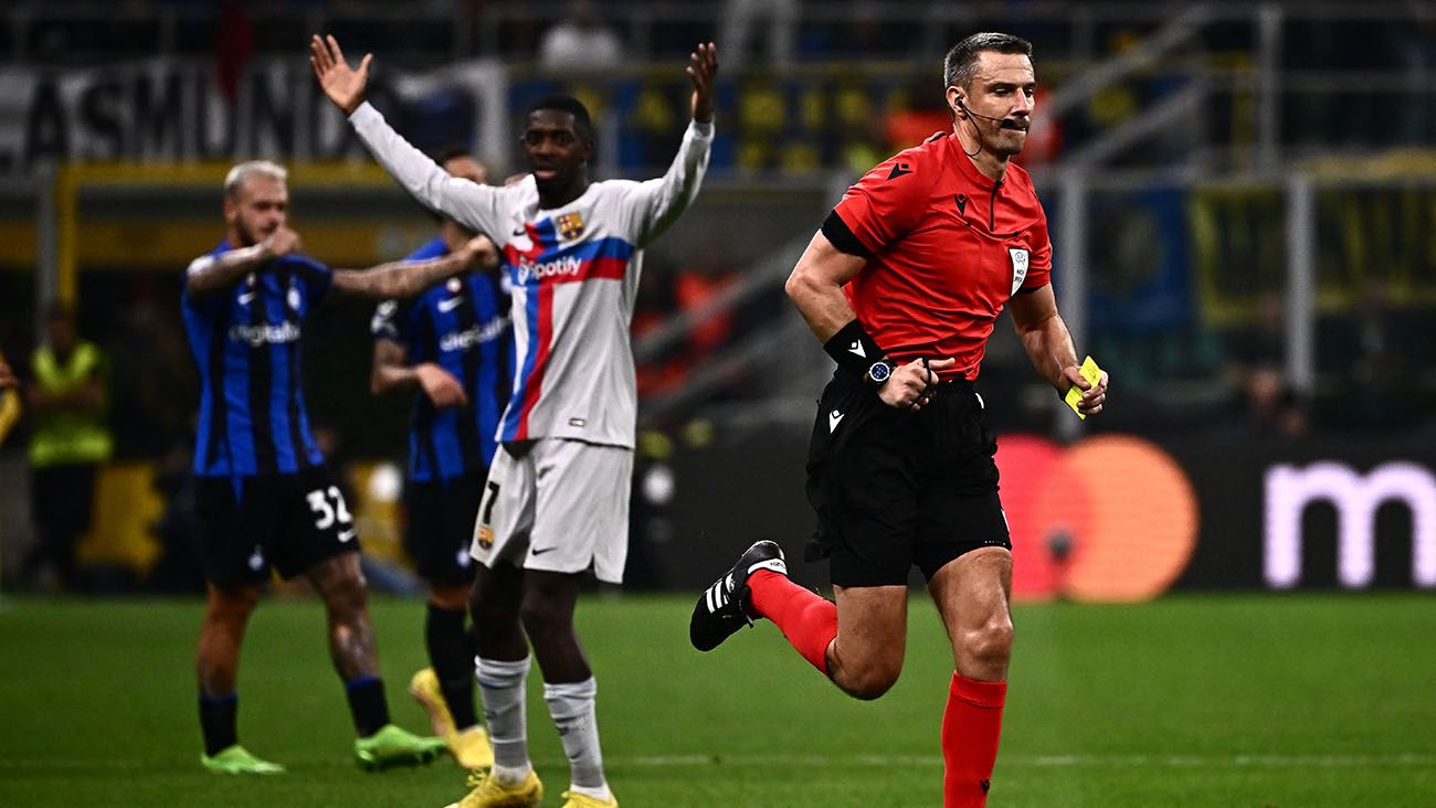 Referee Slavko Vincic annulled Pedri's goal after reviewing the action in the VAR