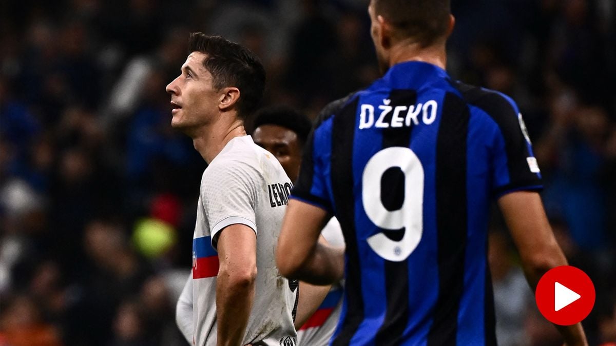 Robert Lewandowski se lamenta en el Inter vs Barça