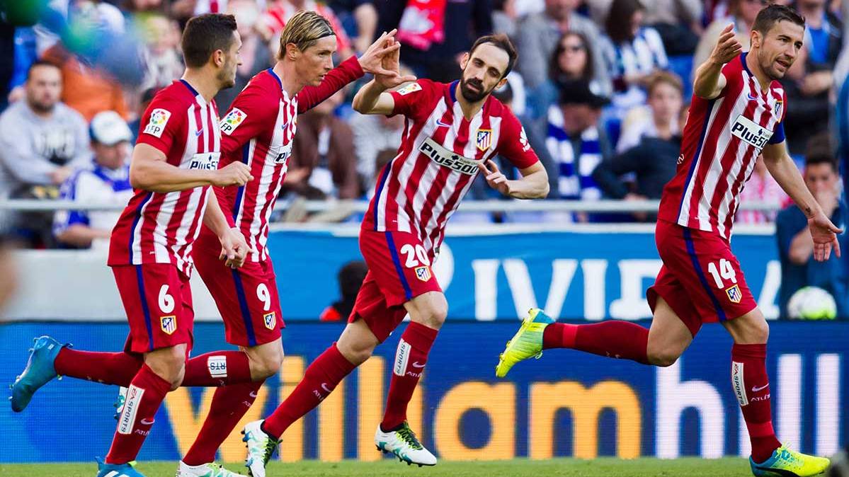 Los jugadores del Atlético de Madrid celebran el primer gol de Fernando Torres al RCD Espanyol