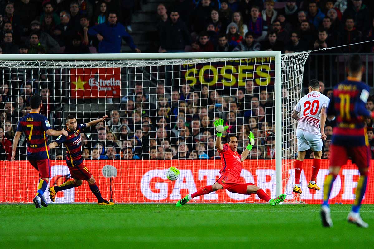 Claudio Bravo, receiving a goal in front of the Seville FC