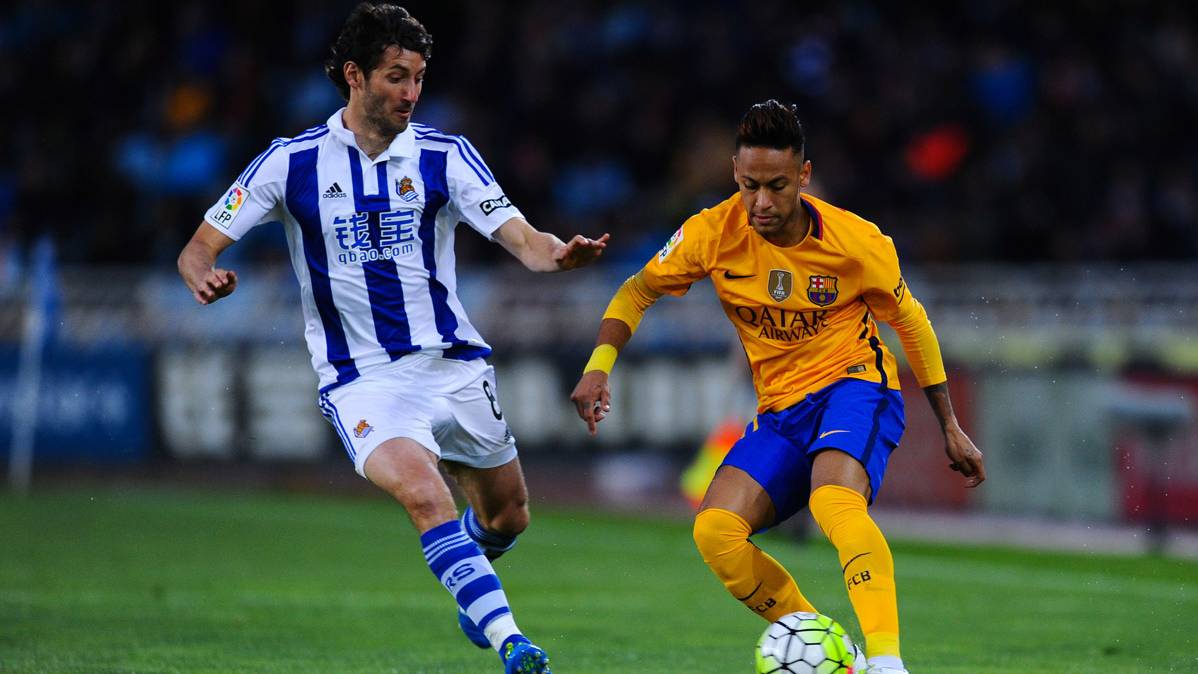 Neymar, encarando a Granero en el Real Sociedad-Barça