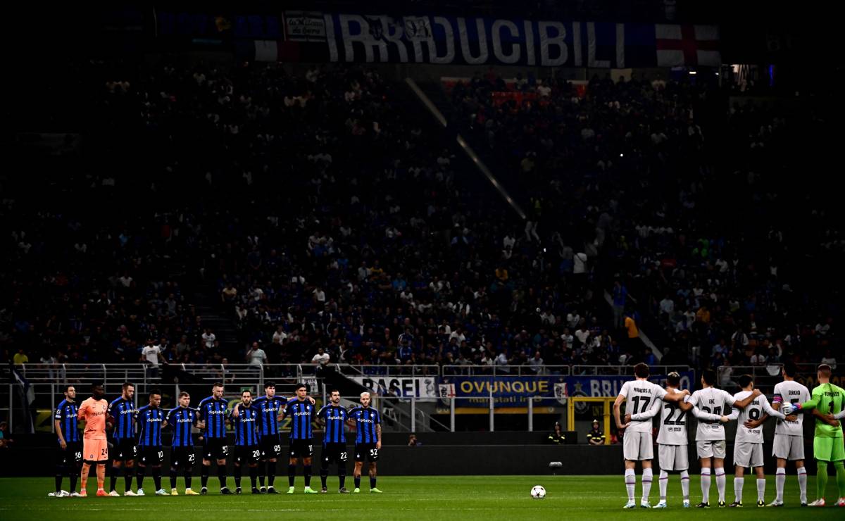 Jugadores del Inter y el Barça guardan un minuto de silencio