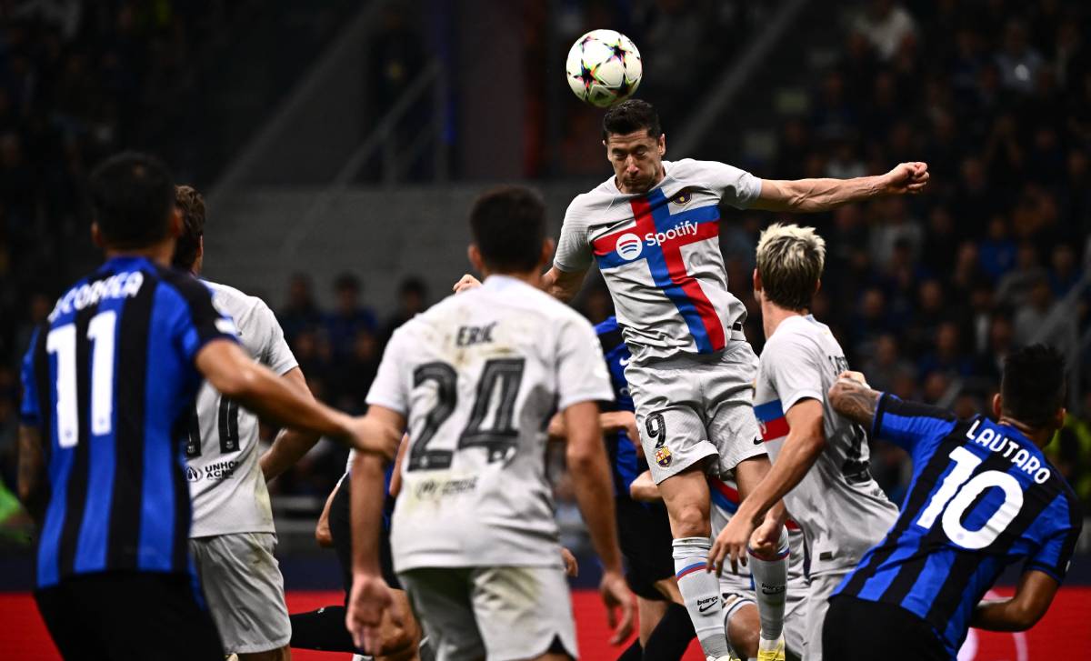  Lewandowski goes for a header during the UCL match between Inter and Barça
