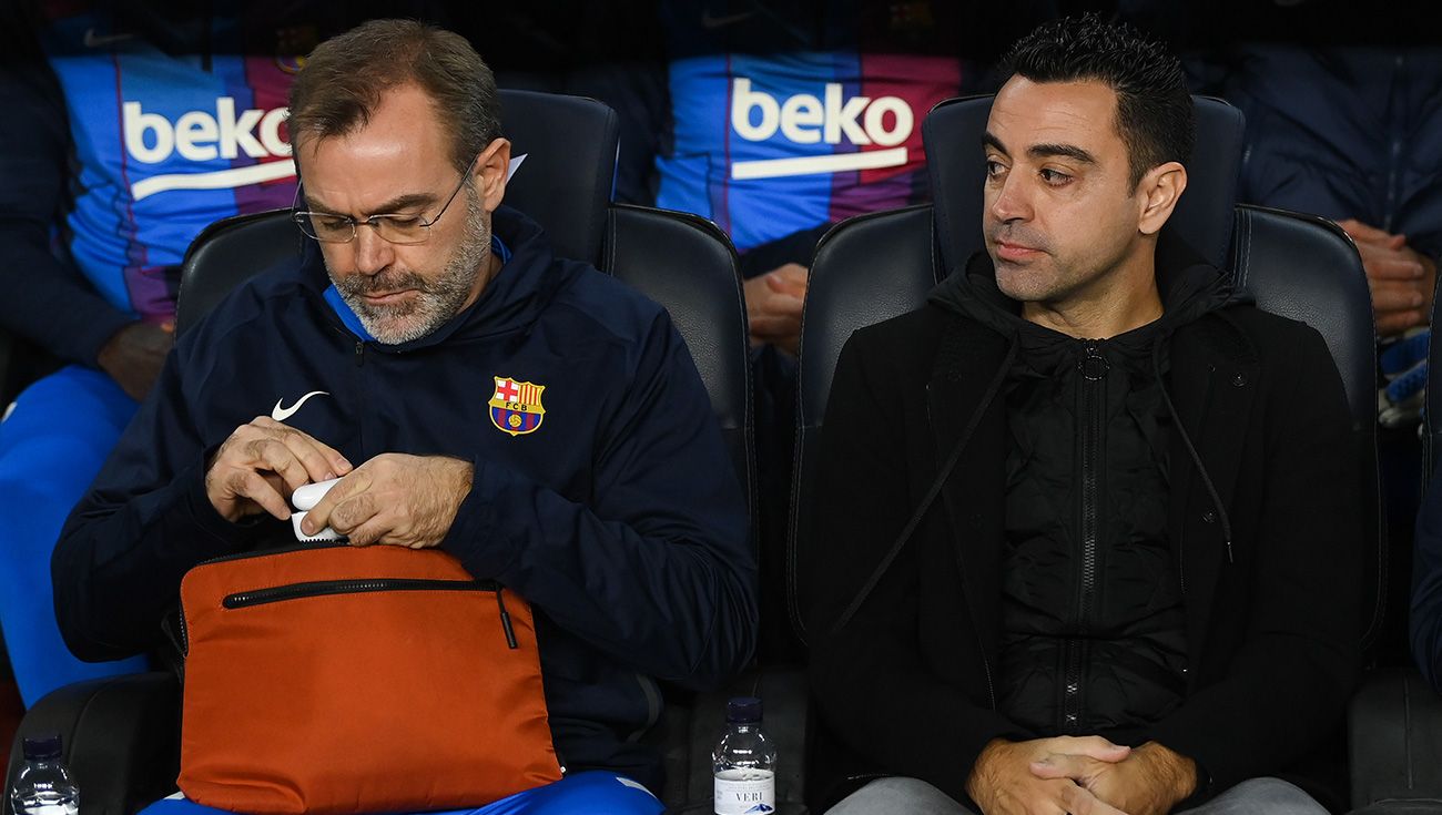 Xavi Hernández y Óscar Hernández en el banquillo del FC Barcelona