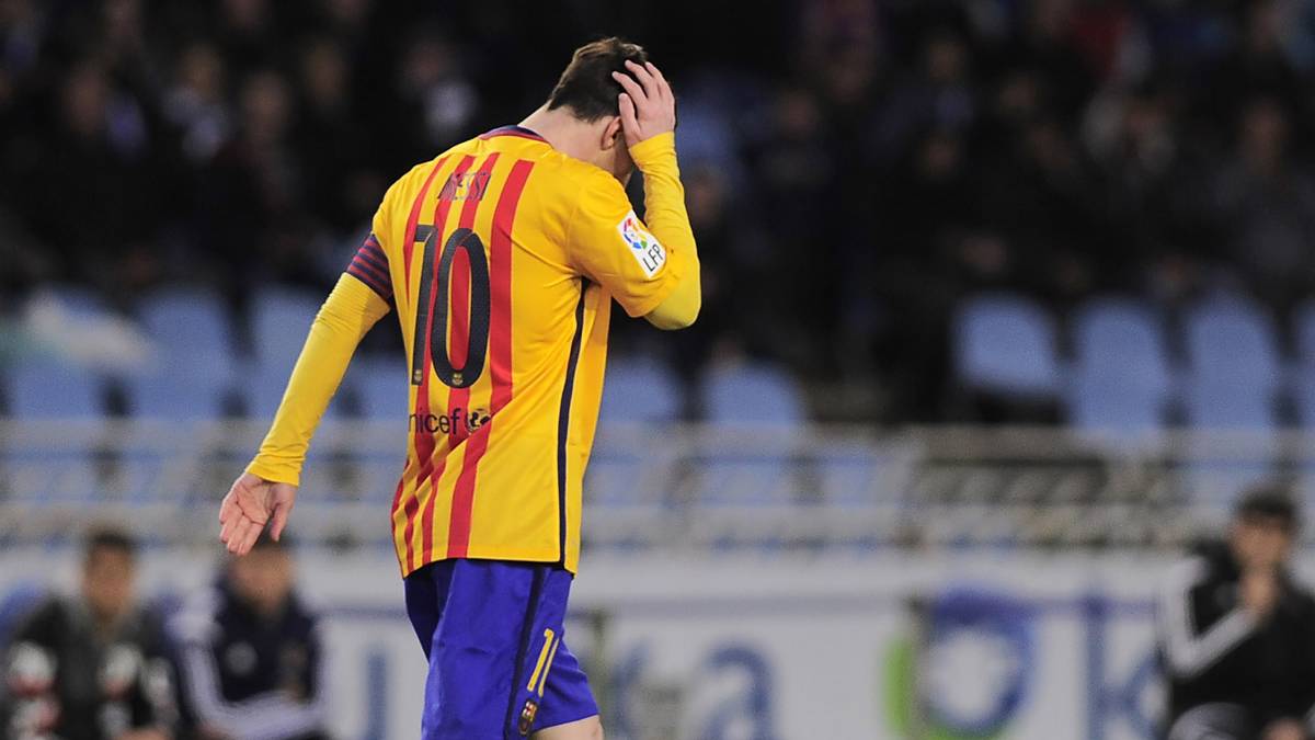 Leo Messi, lamentándose sobre el césped de Anoeta