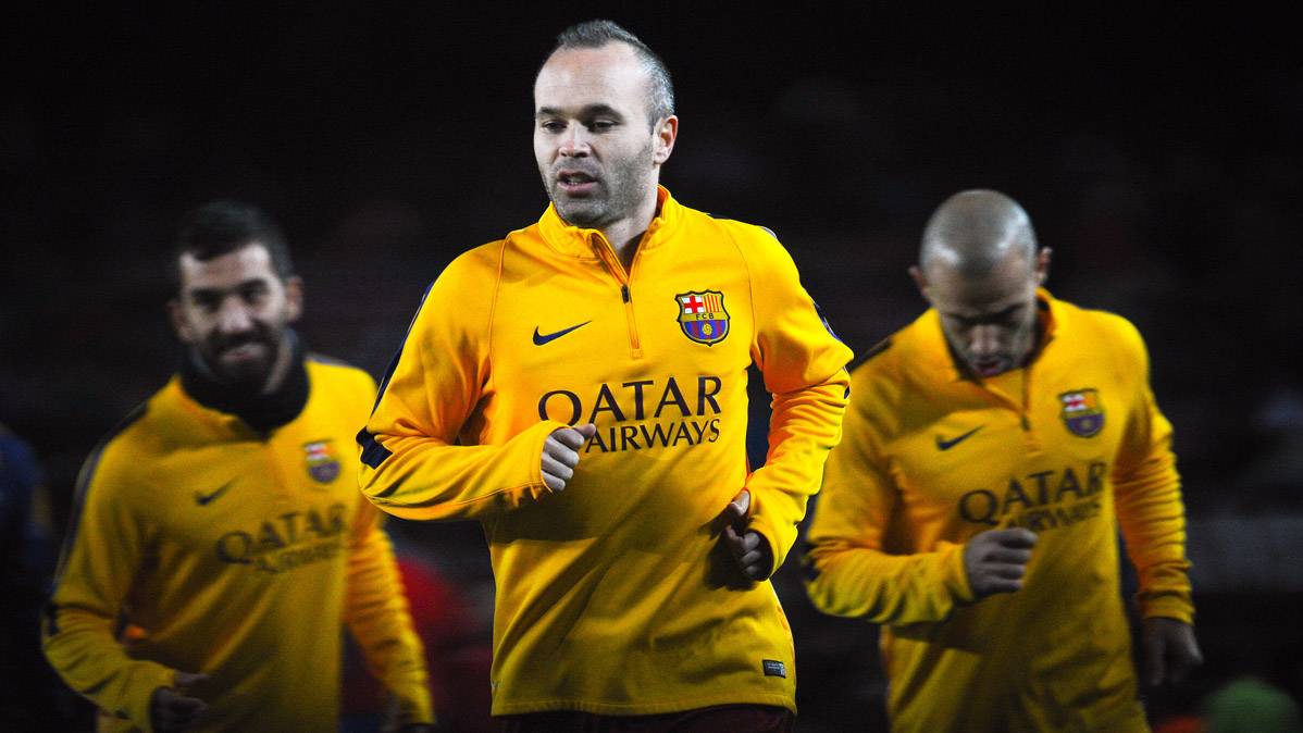 Andrés Iniesta, heating beside the rest of his mates