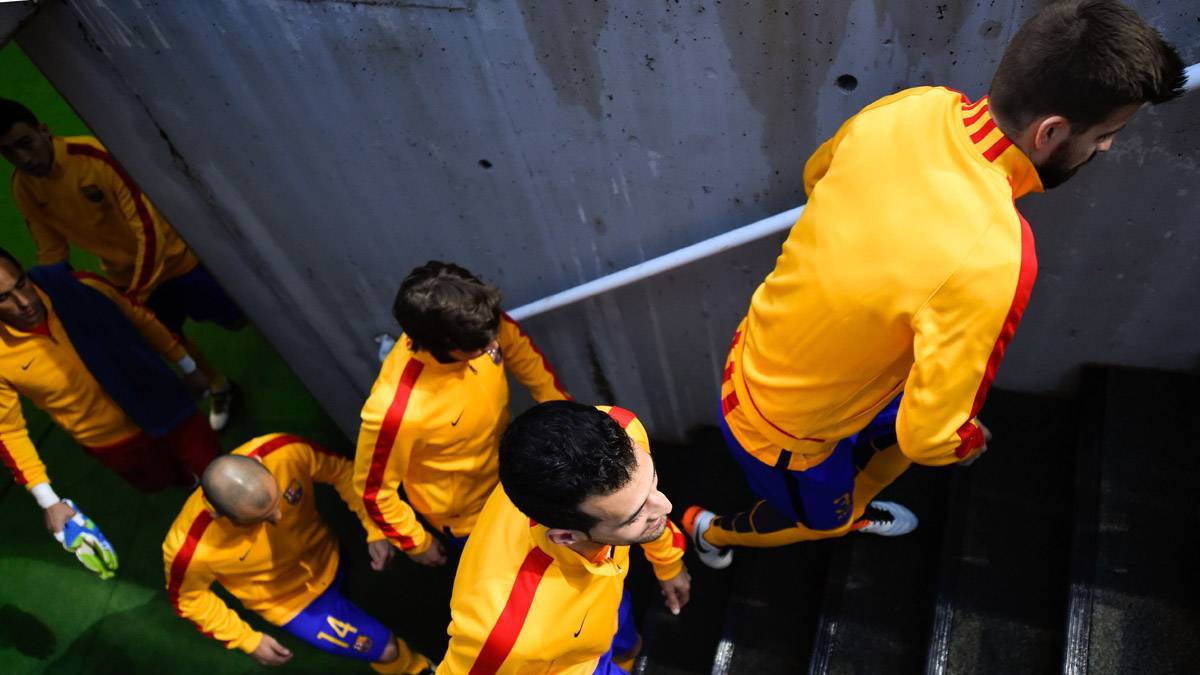 Los jugadores del Barça, subiendo las escaleras de Anoeta