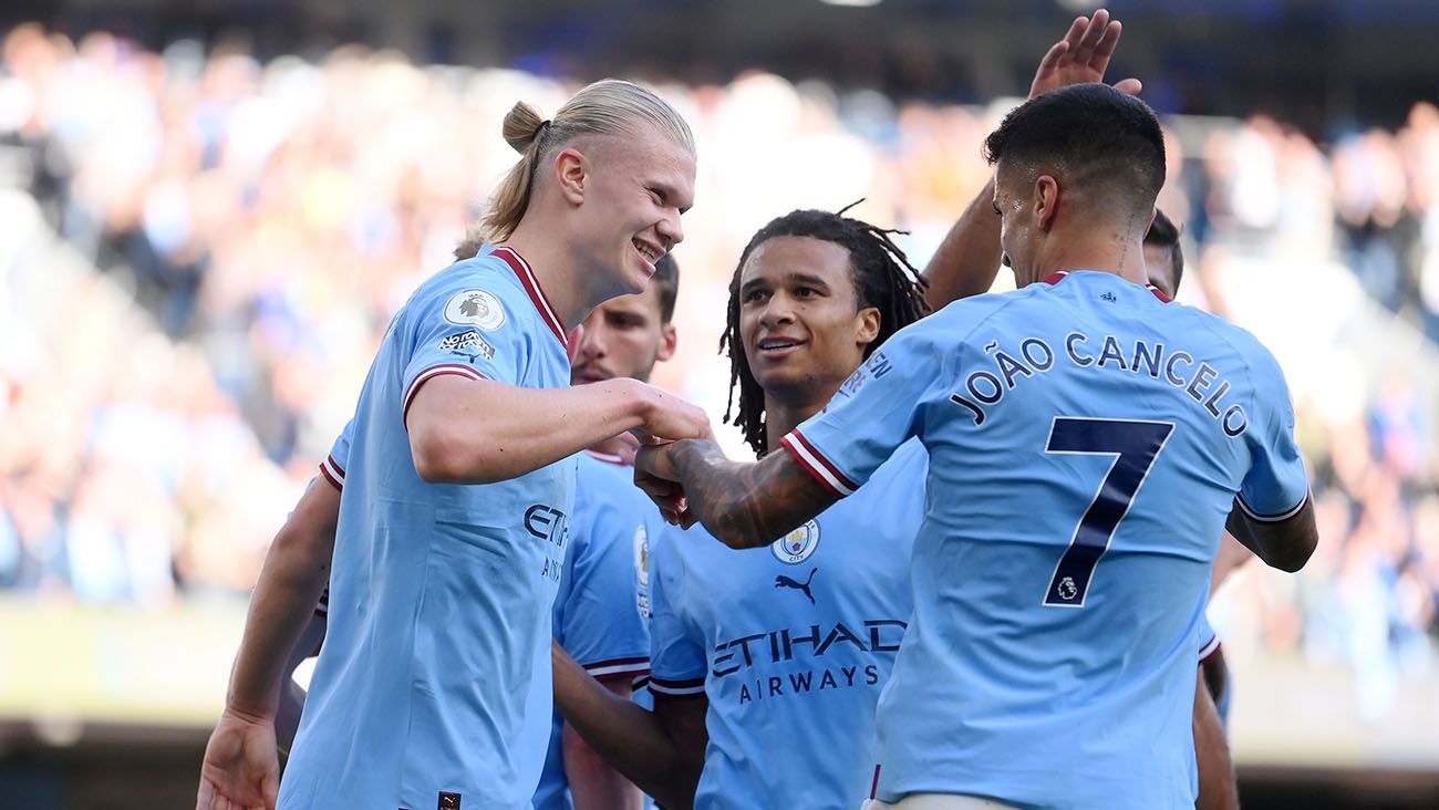 Erling Haaland festeja con sus compañeros en la goleada ante el Southampton (4-0)