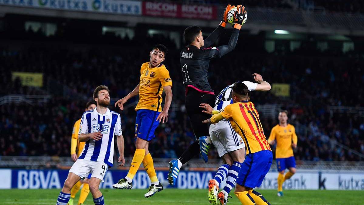 The guardameta of the Real Sociedad Rulli, in an action in front of the FC Barcelona
