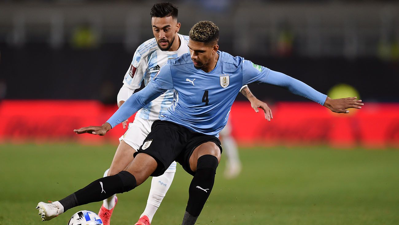 Ronald Araújo en un partido con Uruguay