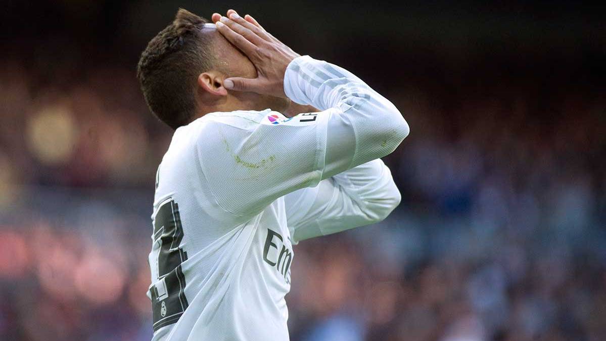Danilo se lamenta en una acción con el Real Madrid