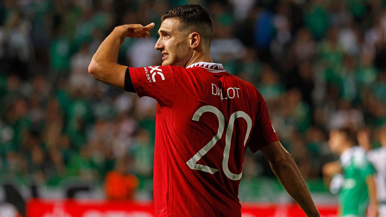 Diogo Dalot en un partido con el Manchester United