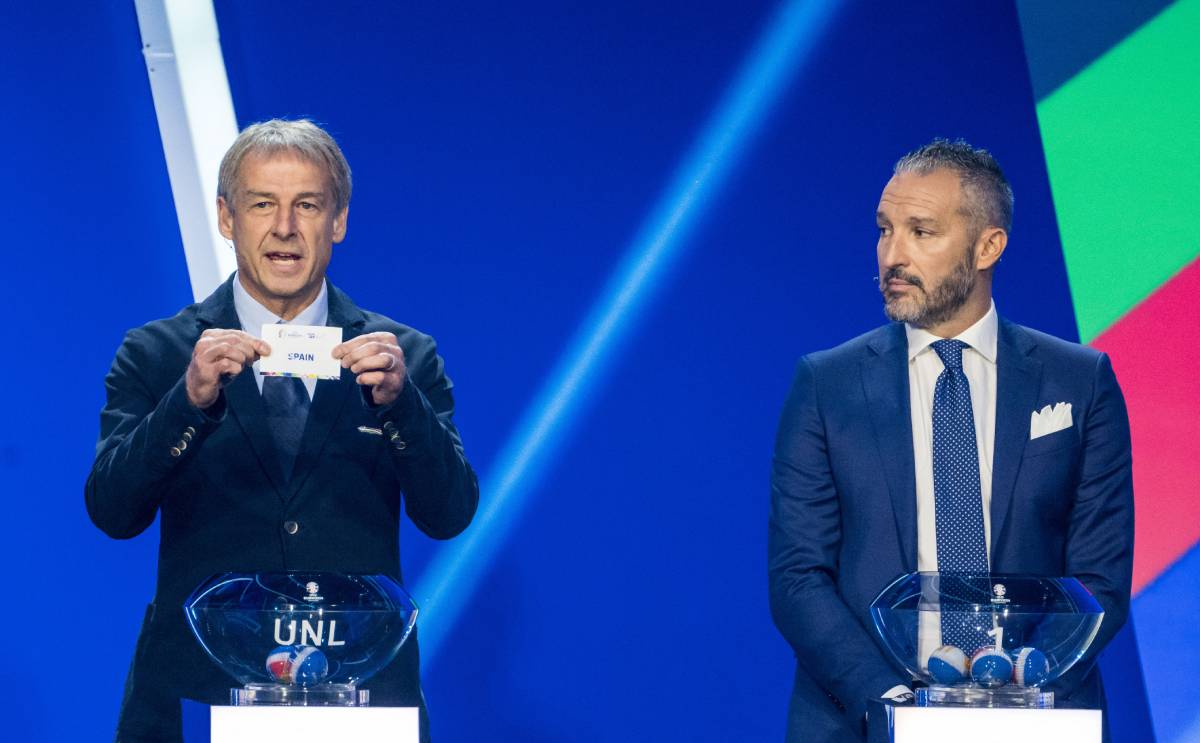  Jürgen Klinsmann draws Spain while Gianluca Zambrotta looks to him during the UEFA EURO 2024