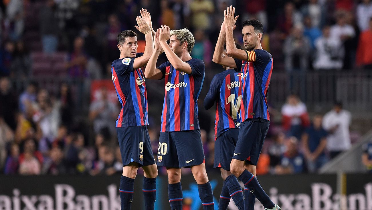 The Barça players applauding