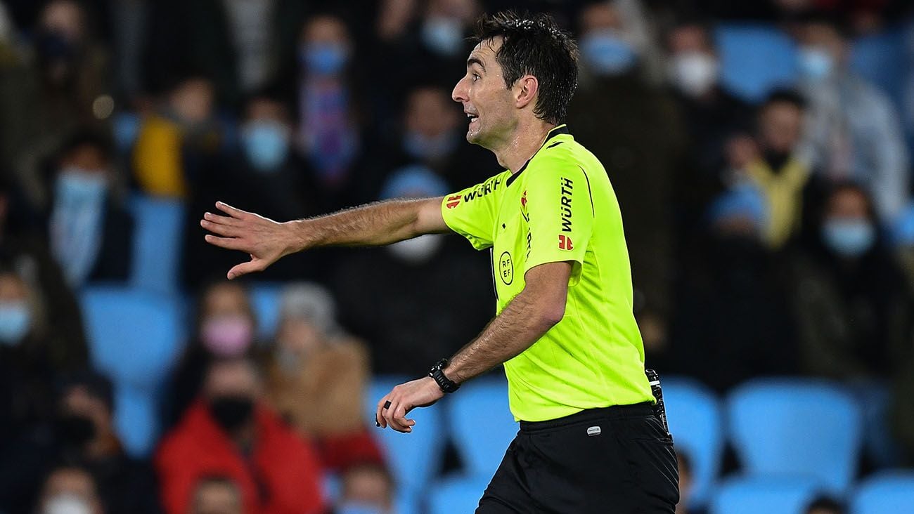 Ricardo de Burgos Bengoetxea in a League match