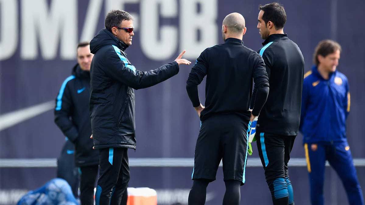 Luis Enrique instructing to Mascherano and Bravo in a training