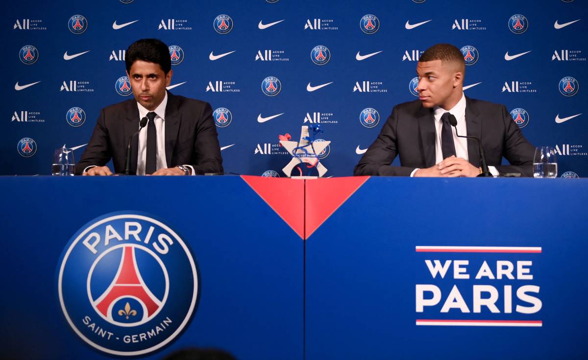 Al-Khelaïfi y Mbappé en una rueda de prensa